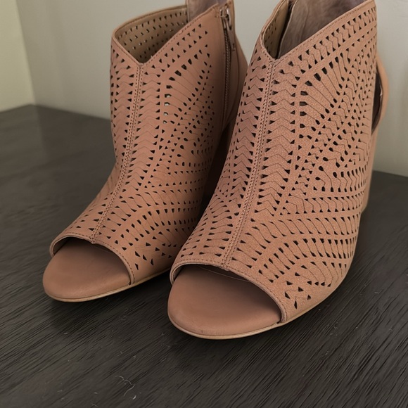 Gianni Bini Women's Toniya Laser-Cut Suede Block 3" Heel Booties Size 8 NWOT - Picture 2 of 9